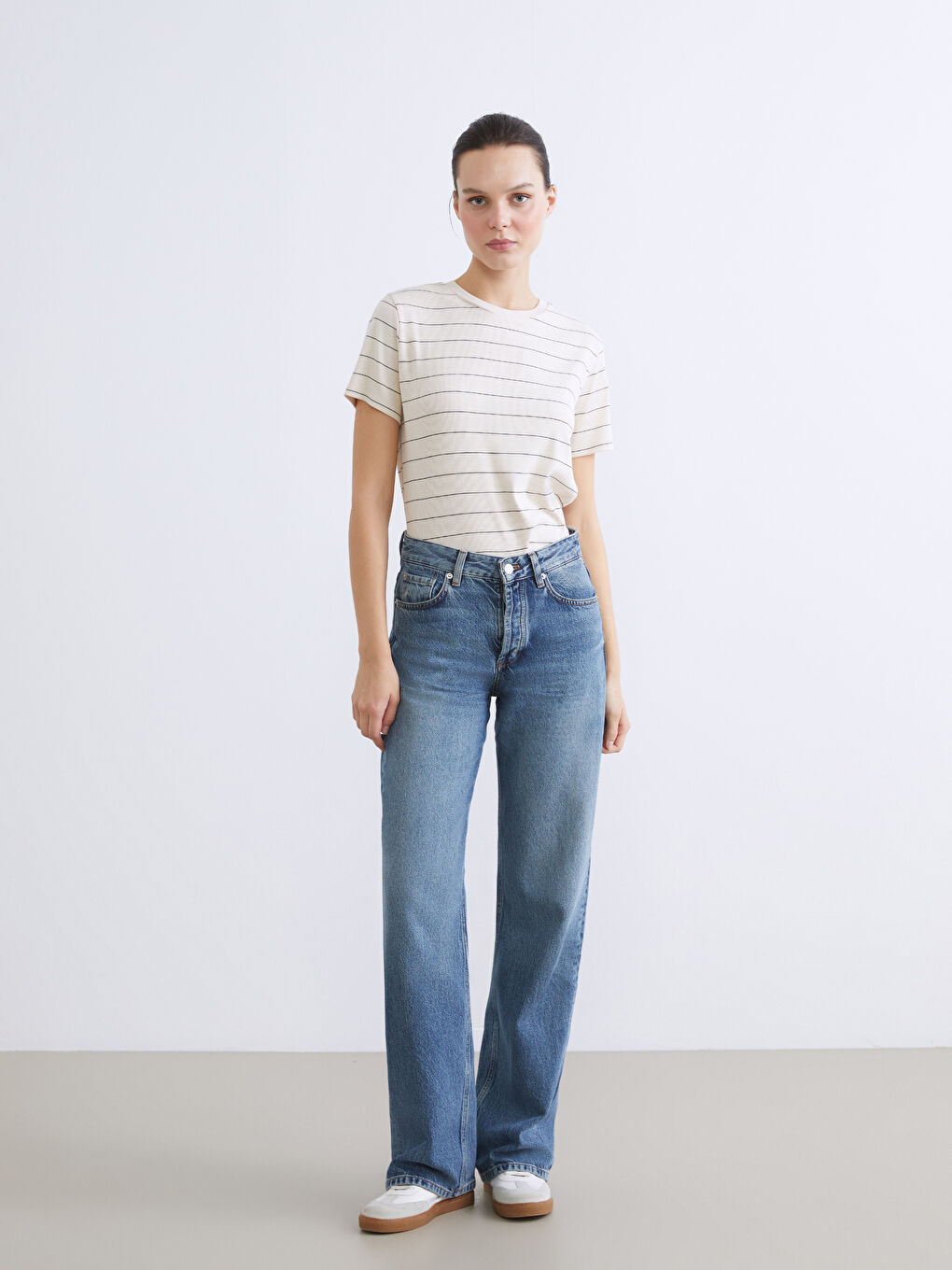 Әйелдерге арналған жолақты дөңгелек жағалы футболка-1