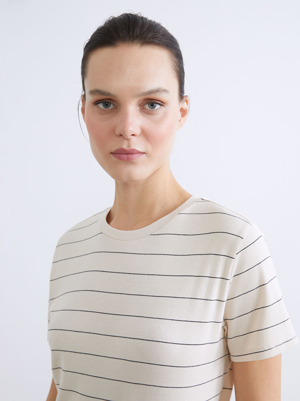 Әйелдерге арналған жолақты дөңгелек жағалы футболка-2