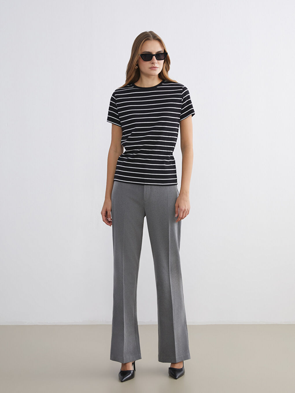 Әйелдерге арналған жолақты дөңгелек жағалы футболка-1