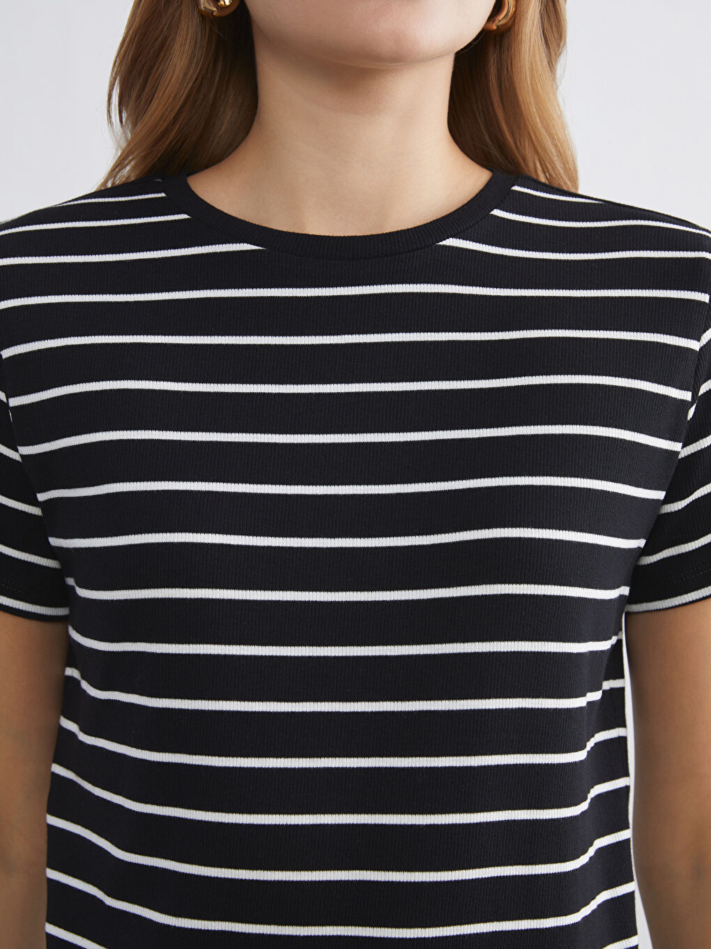 Әйелдерге арналған жолақты дөңгелек жағалы футболка-2