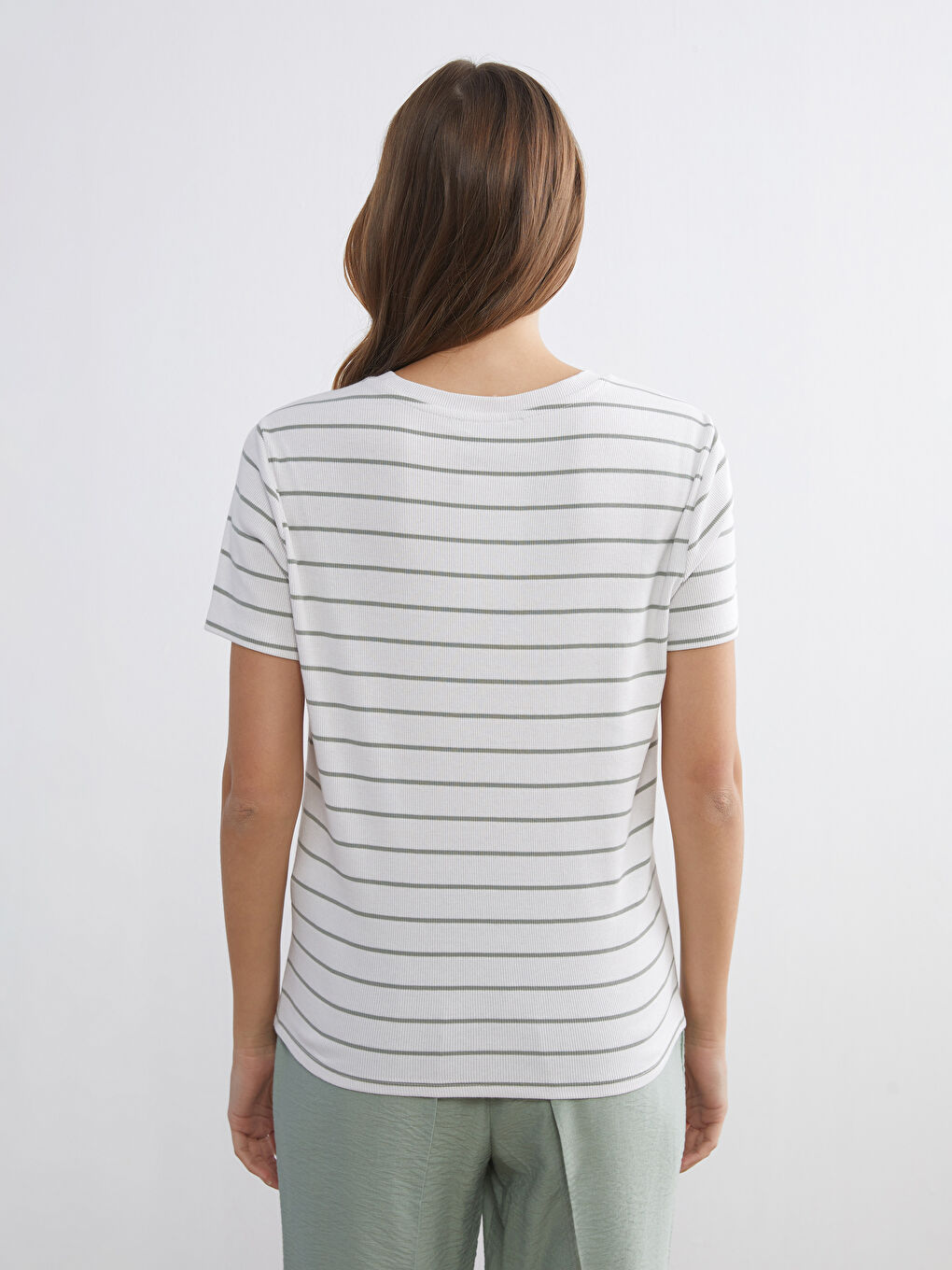 Әйелдерге арналған жолақты дөңгелек жағалы футболка-3