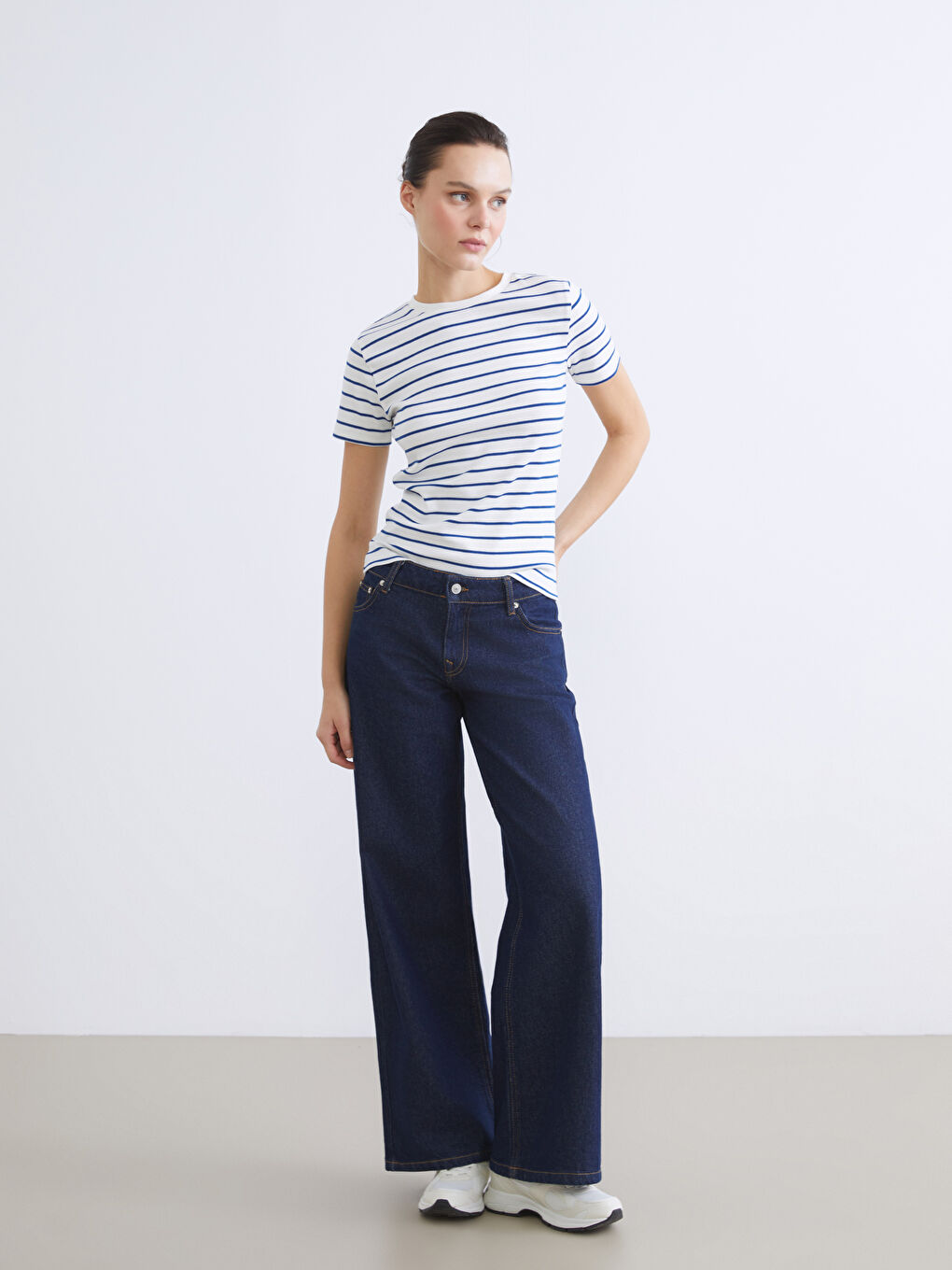 Әйелдерге арналған жолақты дөңгелек жағалы футболка-1