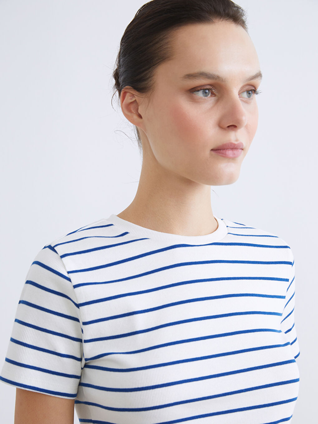 Әйелдерге арналған жолақты дөңгелек жағалы футболка-2