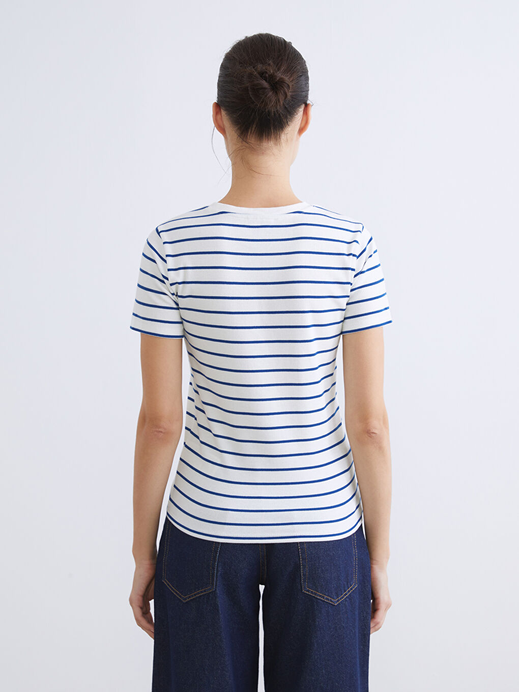 Әйелдерге арналған жолақты дөңгелек жағалы футболка-3