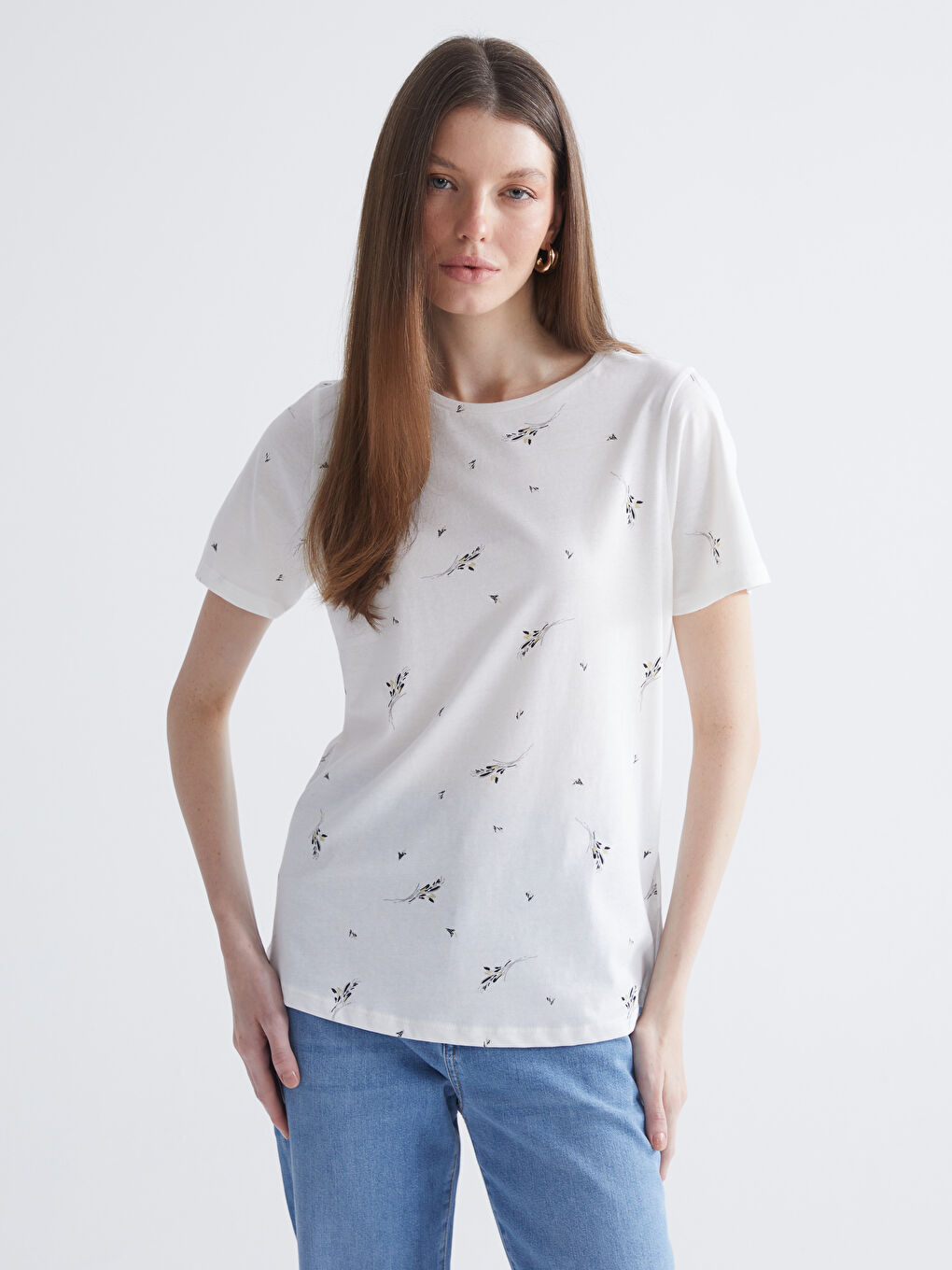 әйелдерге арналған гүлді өрнек дөңгелек жағалы футболка