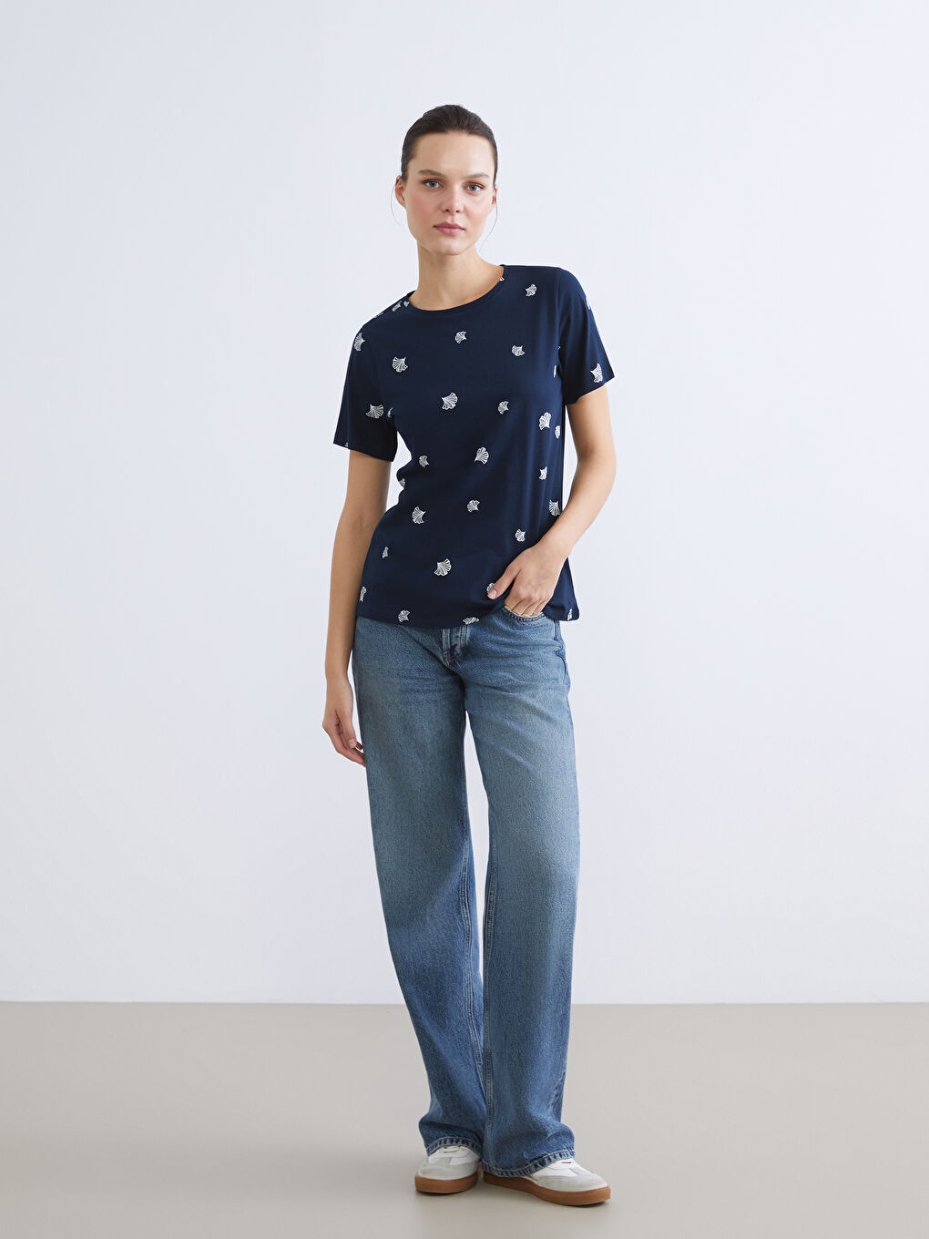 Футболка с цветочным принтом и круглым вырезом.-1