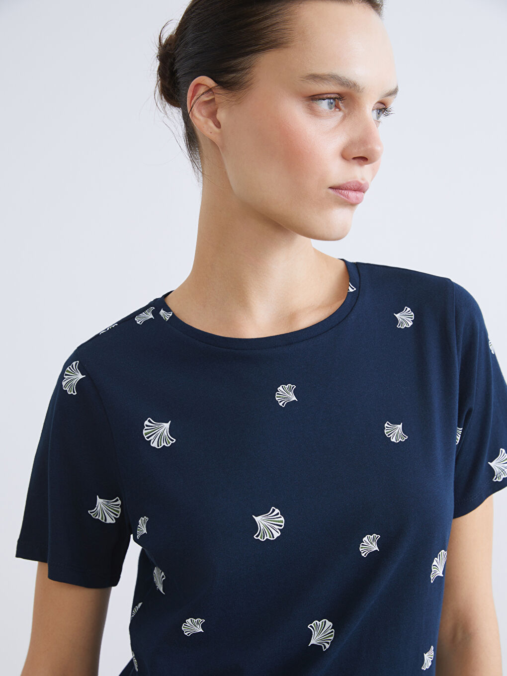 Футболка с цветочным принтом и круглым вырезом.-2