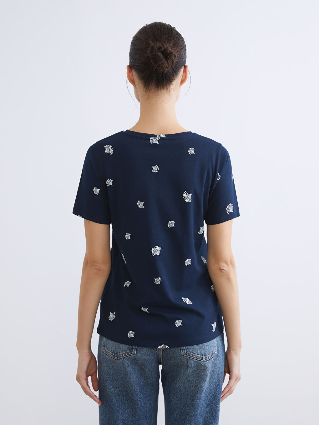 Футболка с цветочным принтом и круглым вырезом.-3