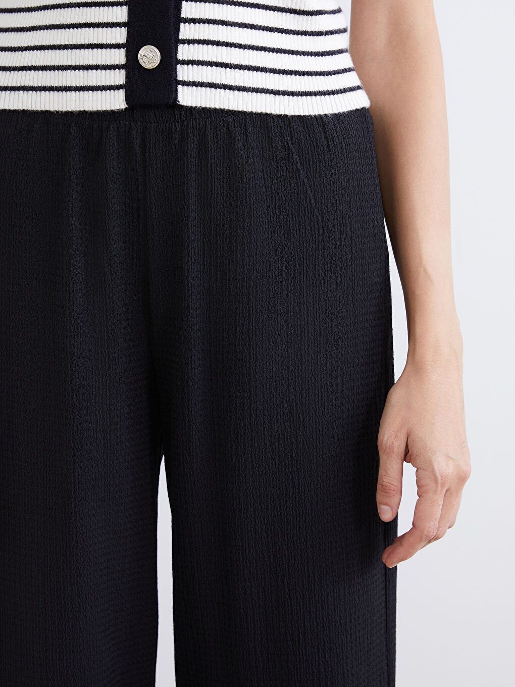 Женские текстурные брюки с эластичным поясом-2