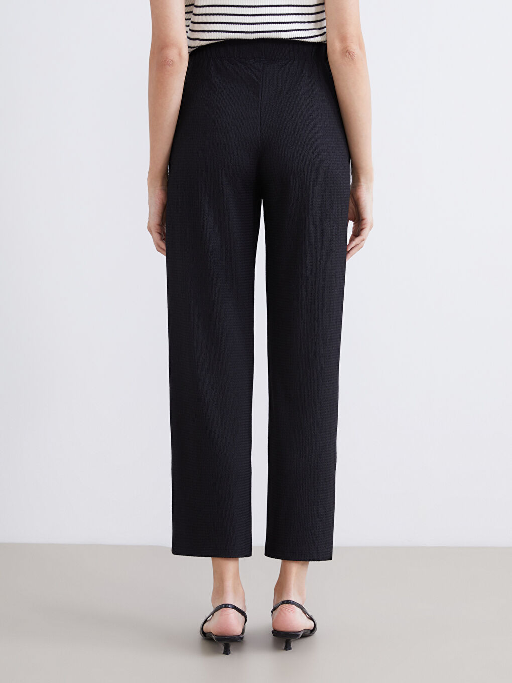 Женские текстурные брюки с эластичным поясом-3