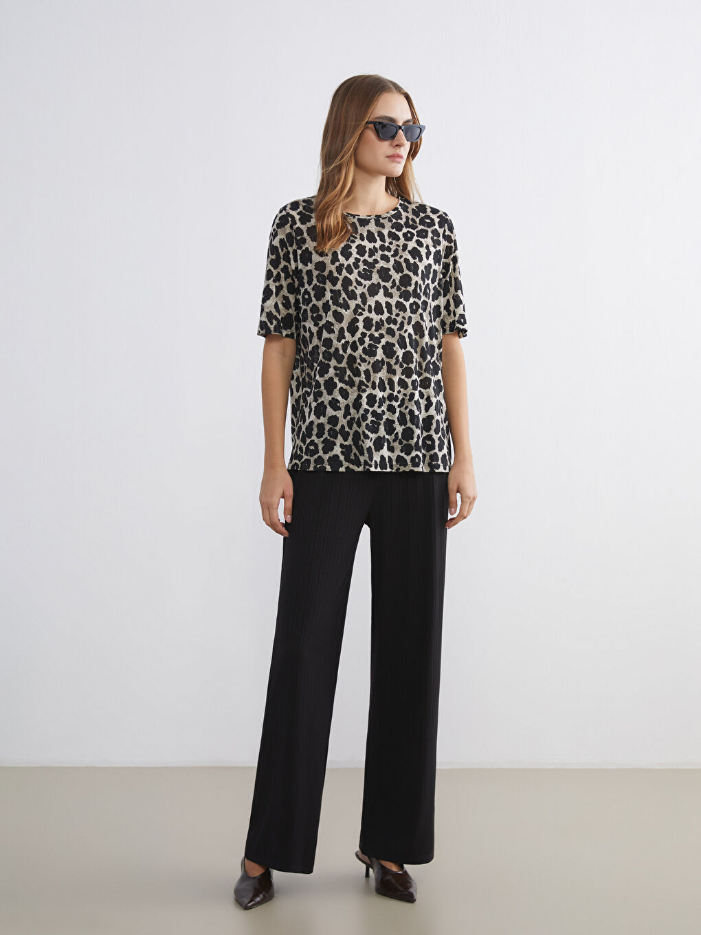 Непринудената елегантност се среща с ежедневния комфорт в нашите панталони с широки крачоли, създадени с ласкателен еластичен колан.