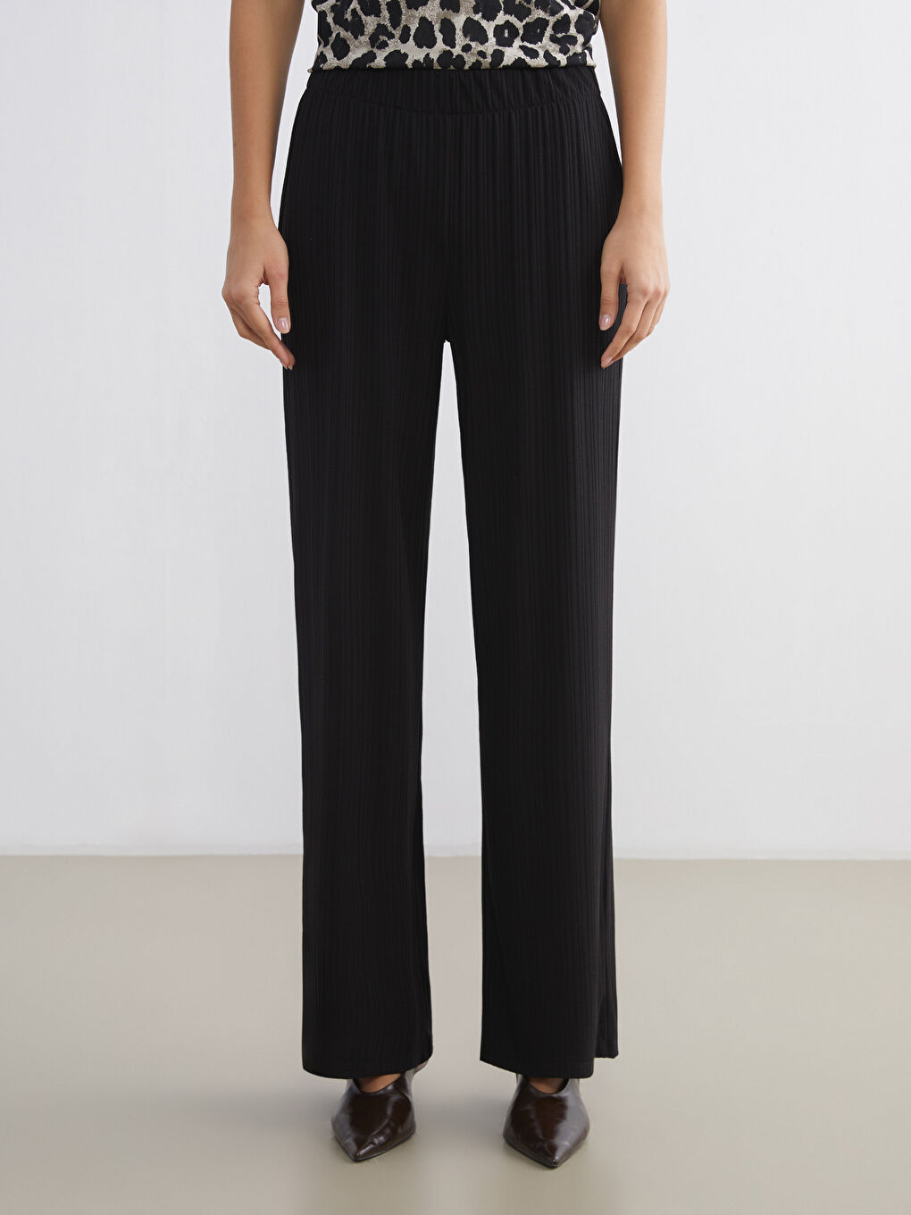 Непринудената елегантност се среща с ежедневния комфорт в нашите панталони с широки крачоли, създадени с ласкателен еластичен колан.-1