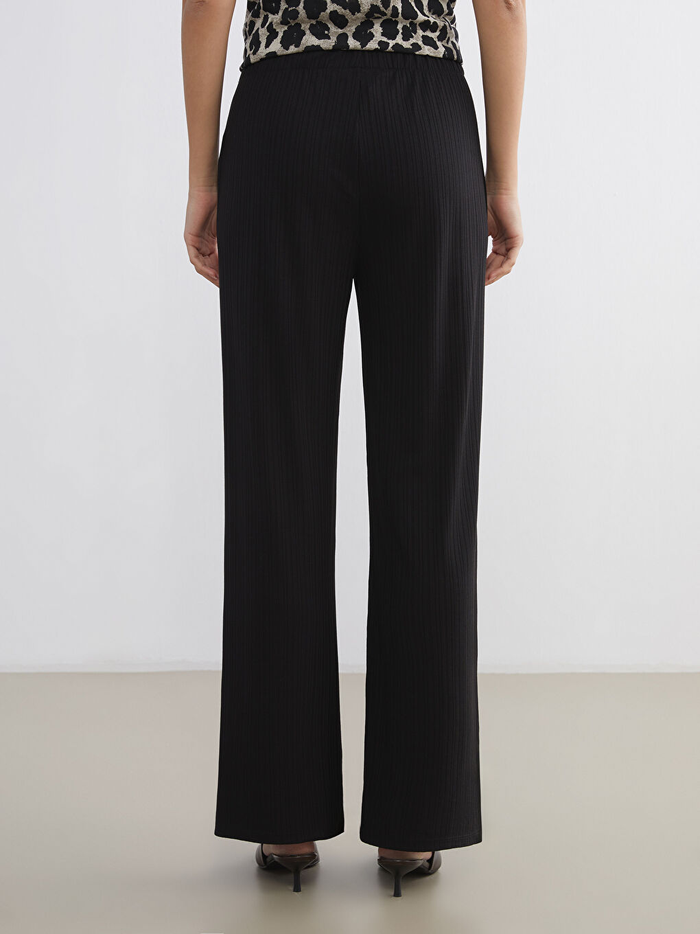 Непринудената елегантност се среща с ежедневния комфорт в нашите панталони с широки крачоли, създадени с ласкателен еластичен колан.-3