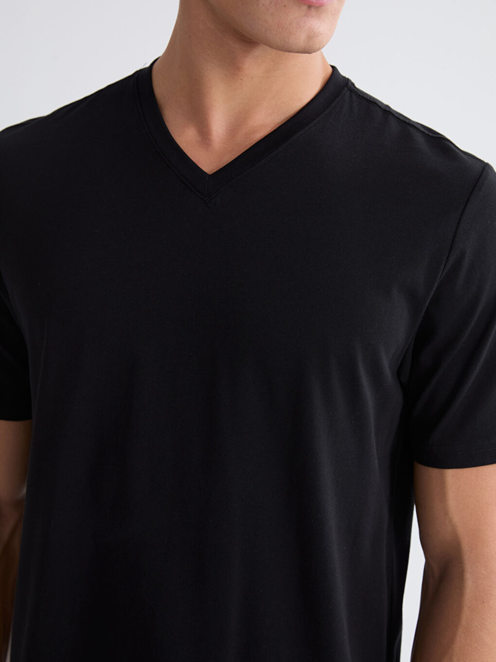 تيشيرت ياقة V كم قصير للرجال-2