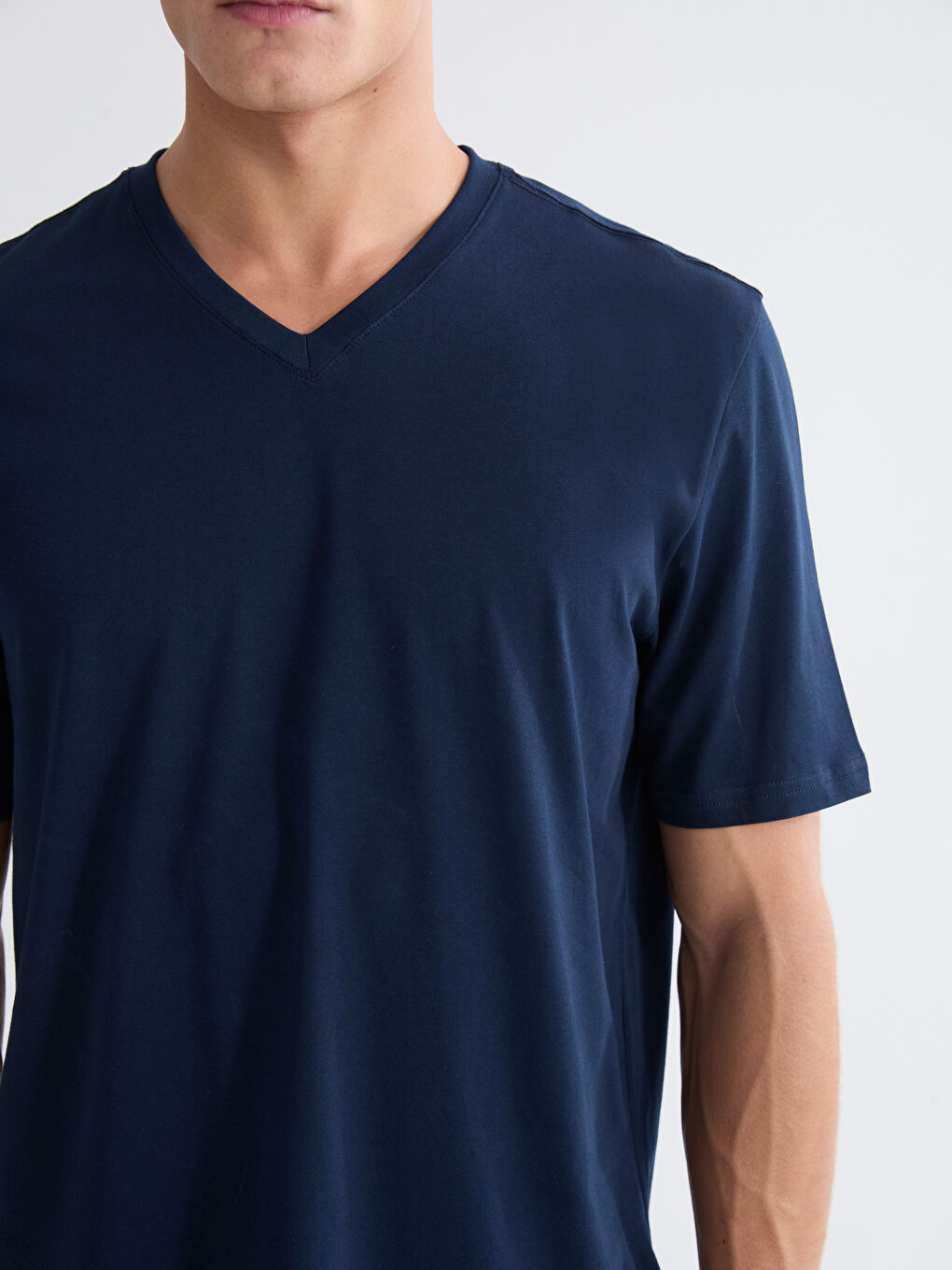تيشيرت ياقة V كم قصير للرجال-2