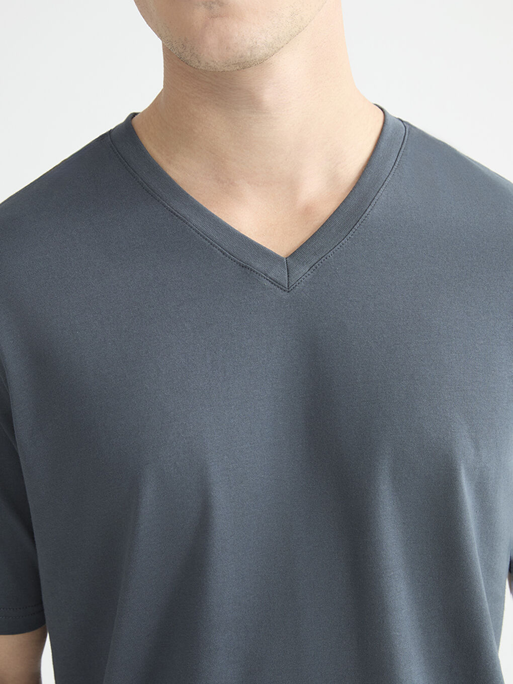 تيشيرت ياقة V كم قصير للرجال-2