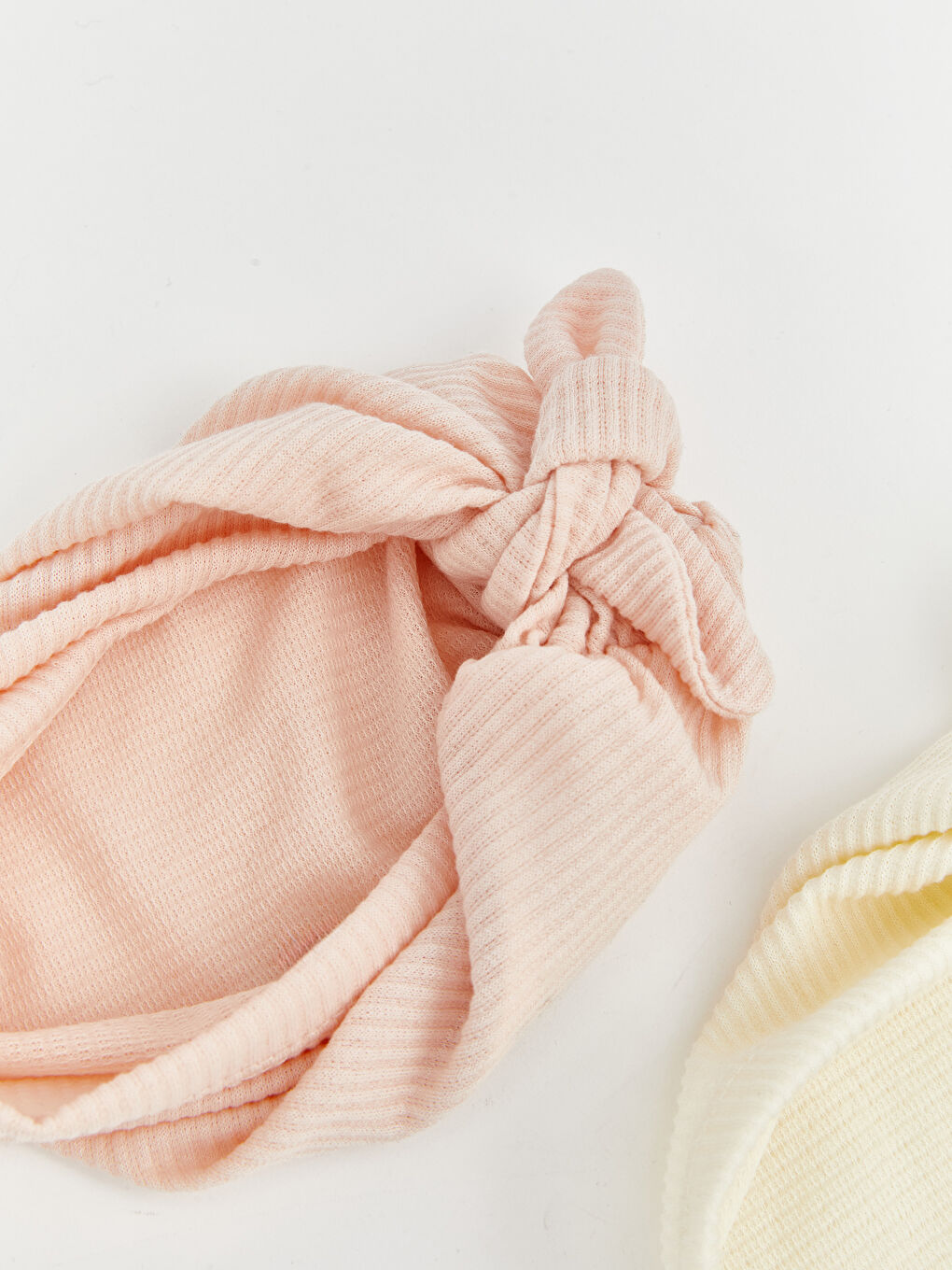 Ekru Fiyonk Figürlü Kız Bebek Bere -1