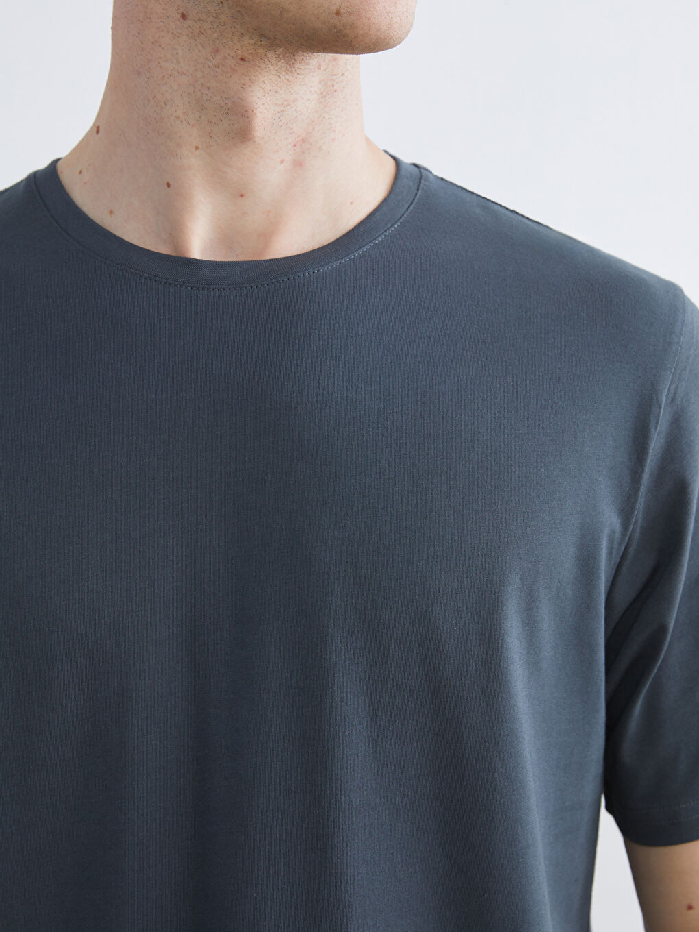 تيشيرت رجالي بياقة دائرية قماش جيرسي-2