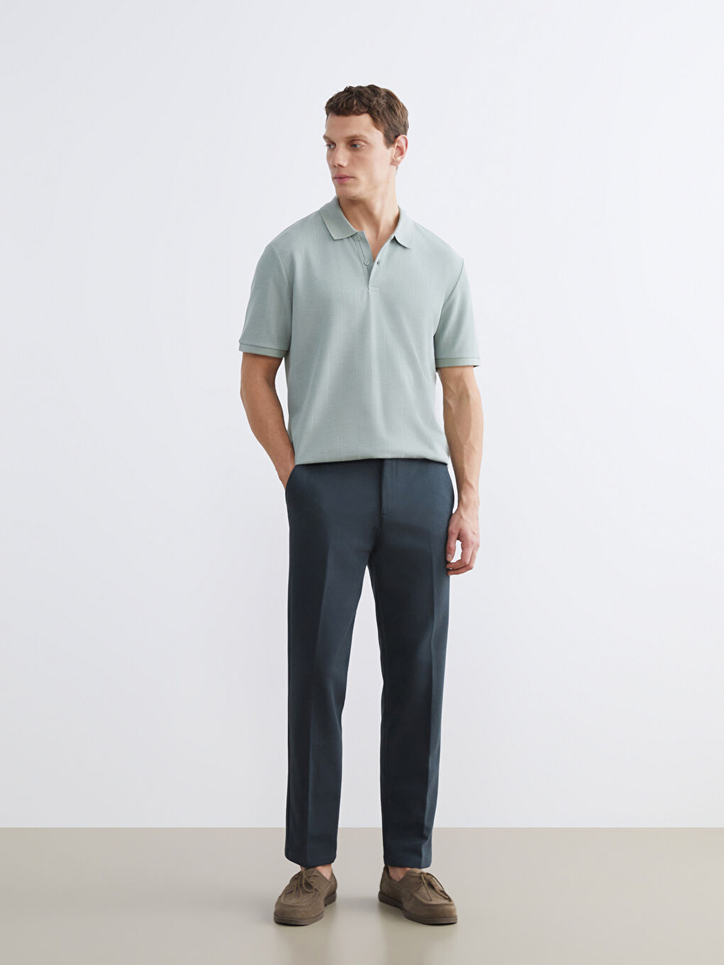 Ανδρικά παντελόνια με στενή εφαρμογή