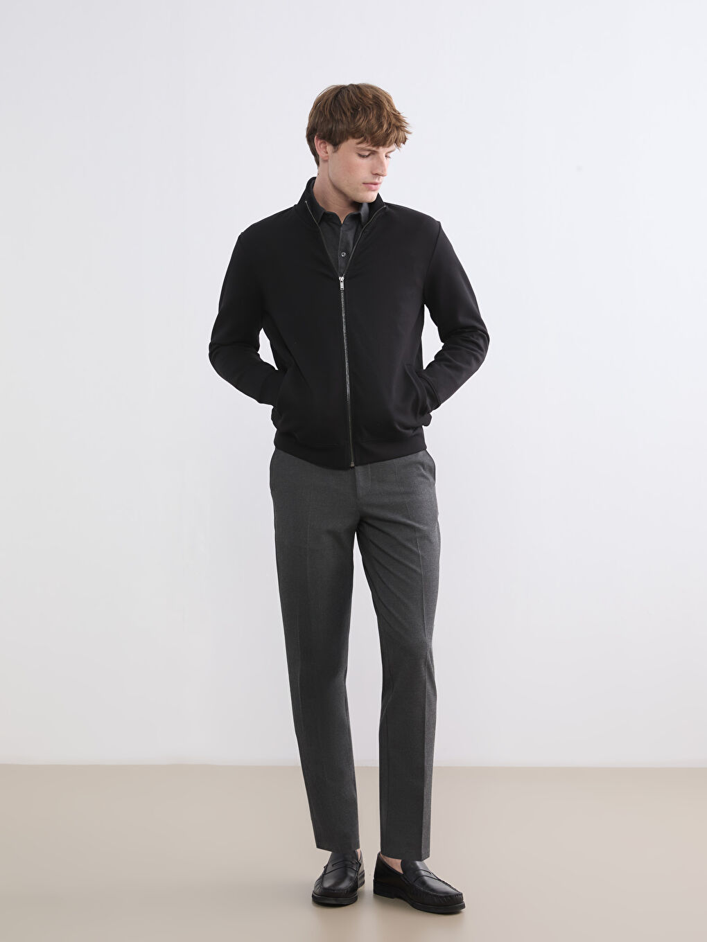 Мъжки суитшърт с цип в класическа кройка-1