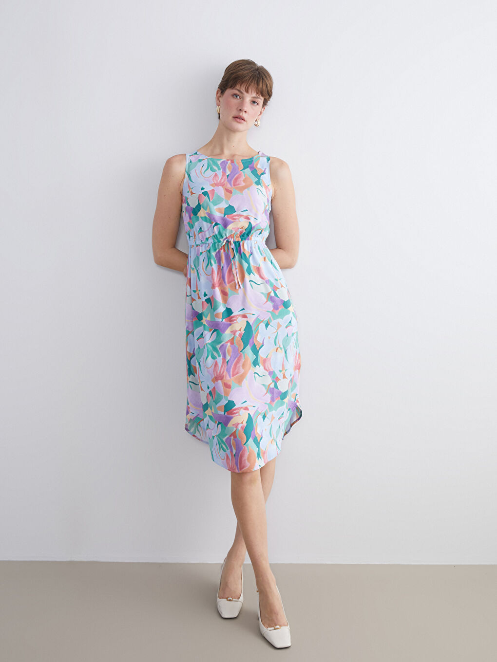 Дамска рокля с кръгло деколте, шарки и прилепнала талия-1