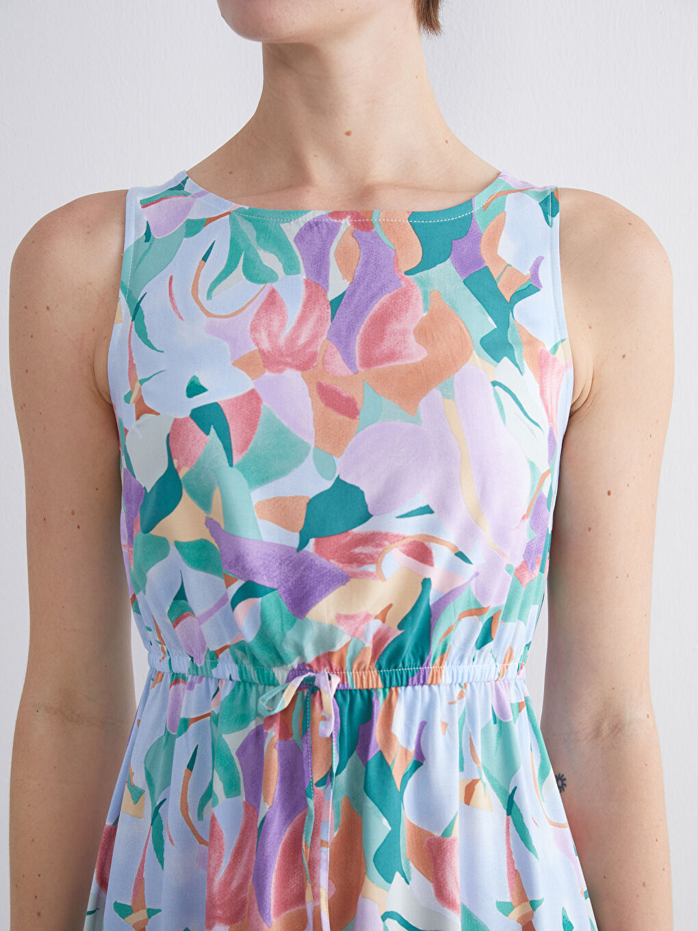 Дамска рокля с кръгло деколте, шарки и прилепнала талия-2