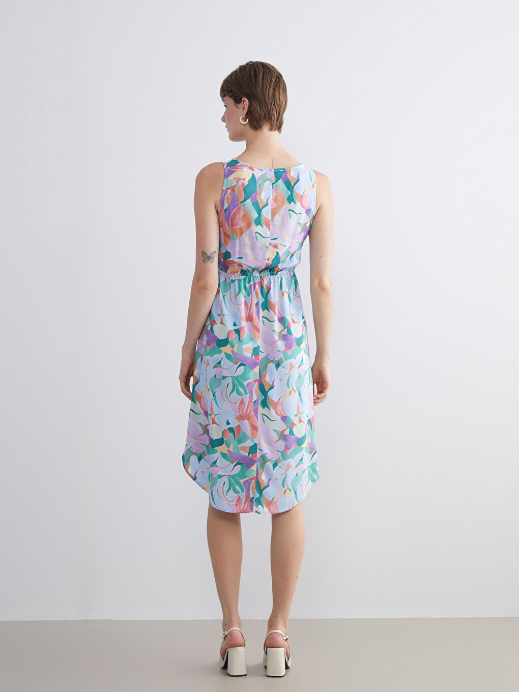 Дамска рокля с кръгло деколте, шарки и прилепнала талия-3