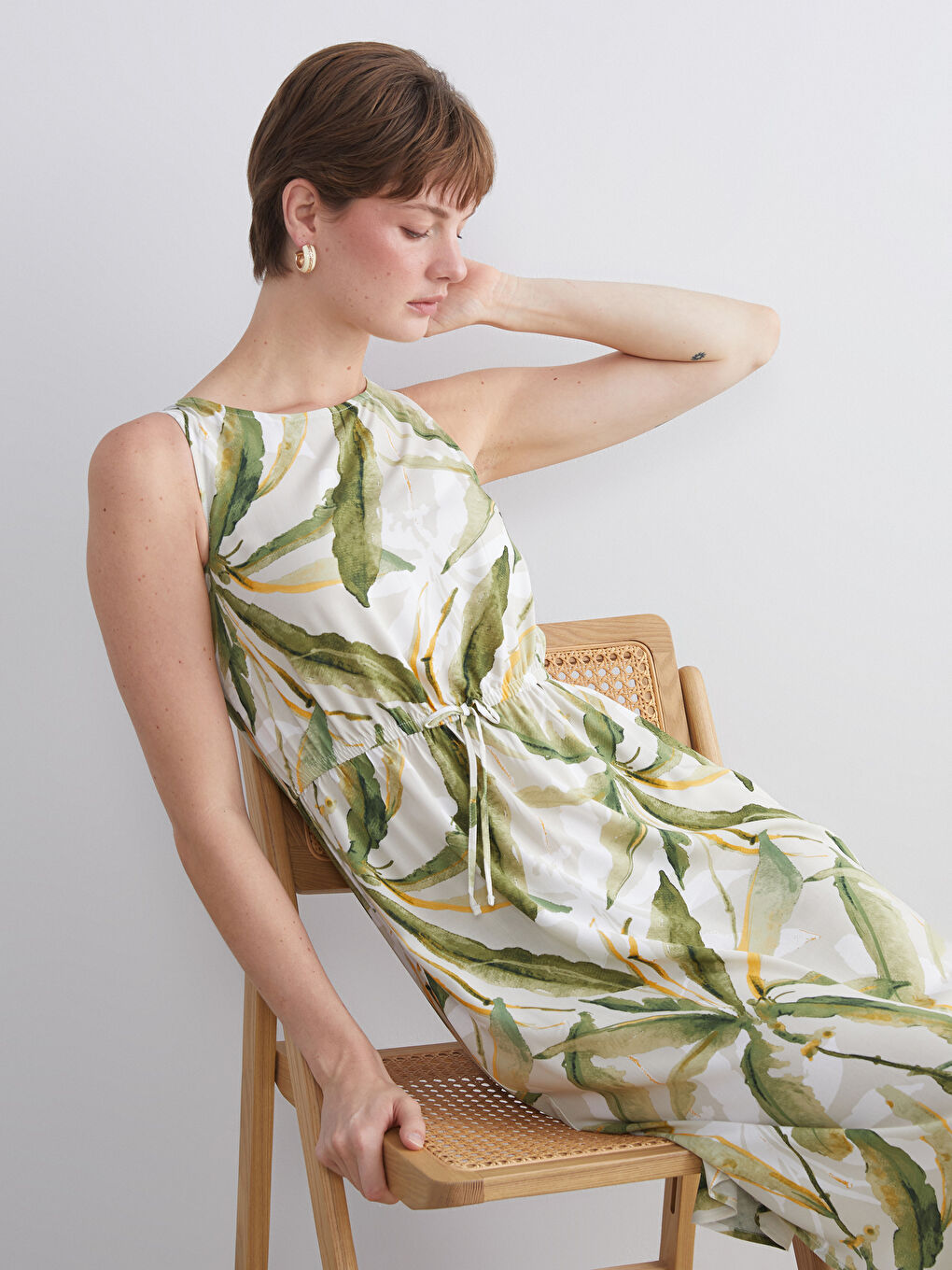 Дамска рокля с кръгло деколте, шарки и прилепнала талия