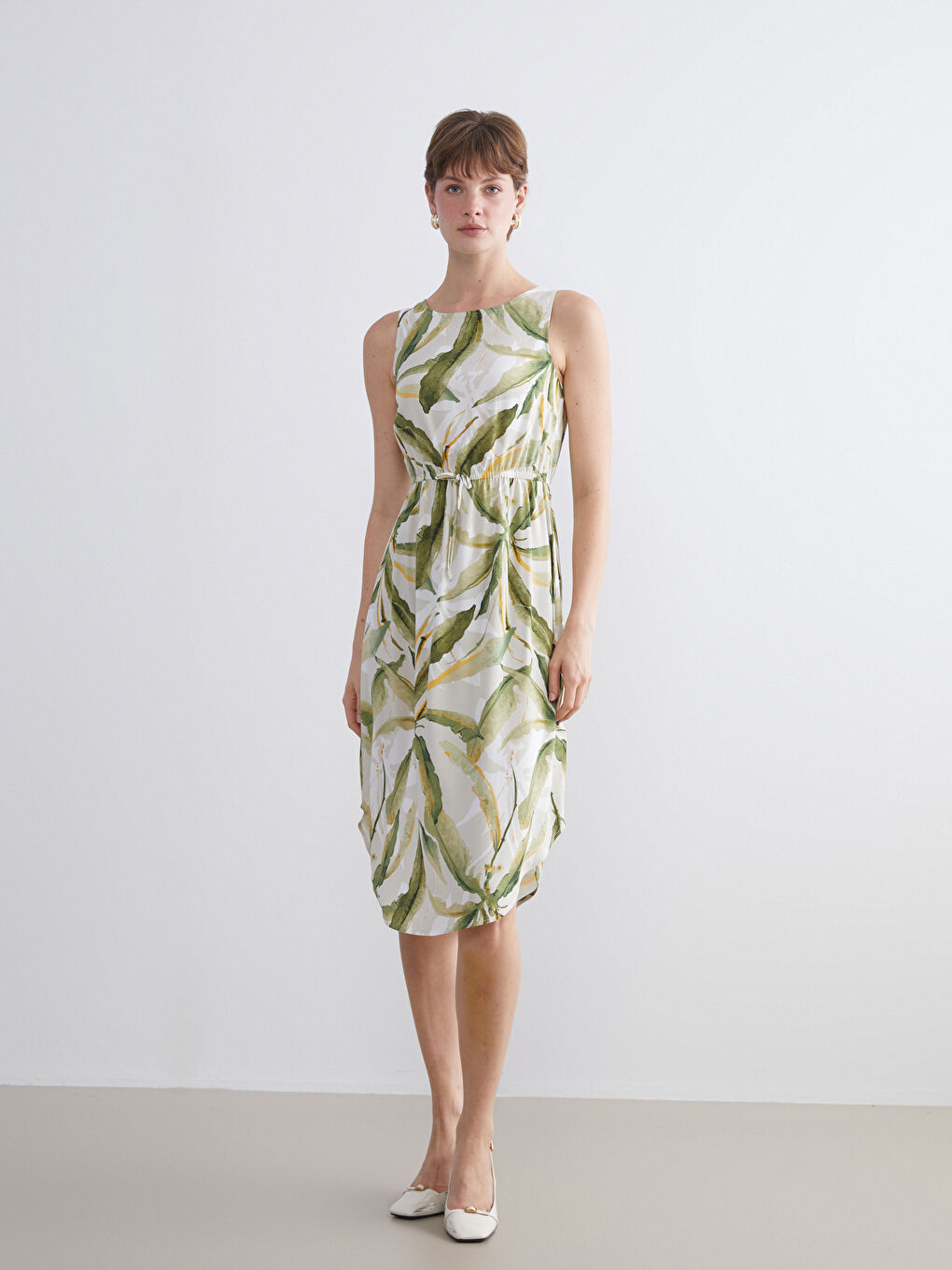 Дамска рокля с кръгло деколте, шарки и прилепнала талия-1