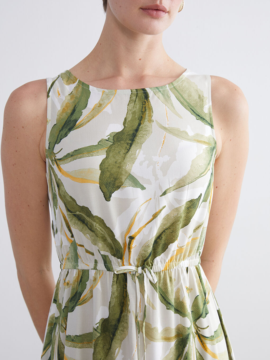 Дамска рокля с кръгло деколте, шарки и прилепнала талия-2