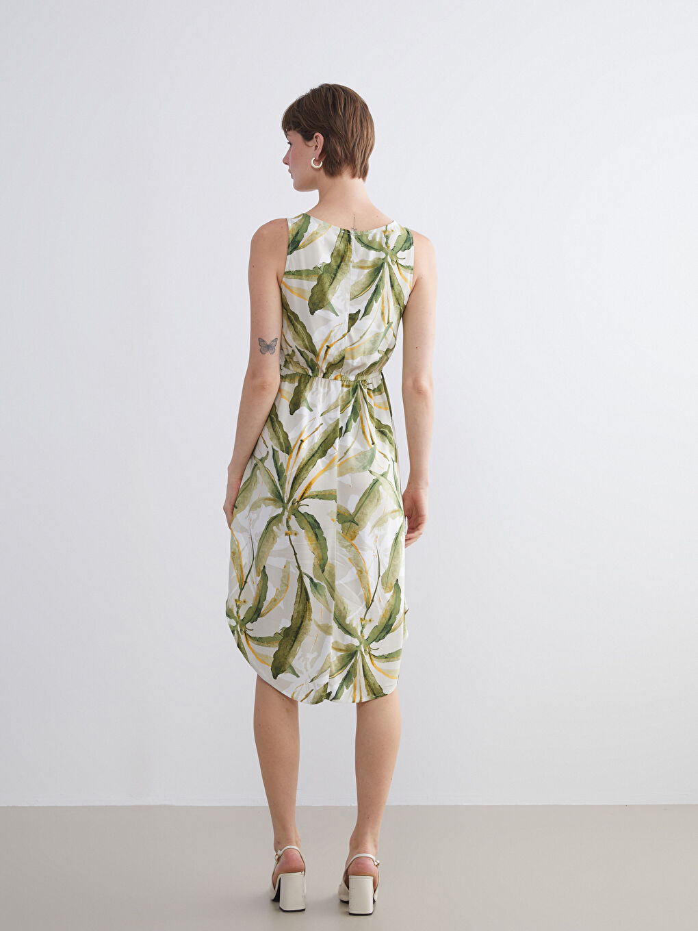 Дамска рокля с кръгло деколте, шарки и прилепнала талия-3