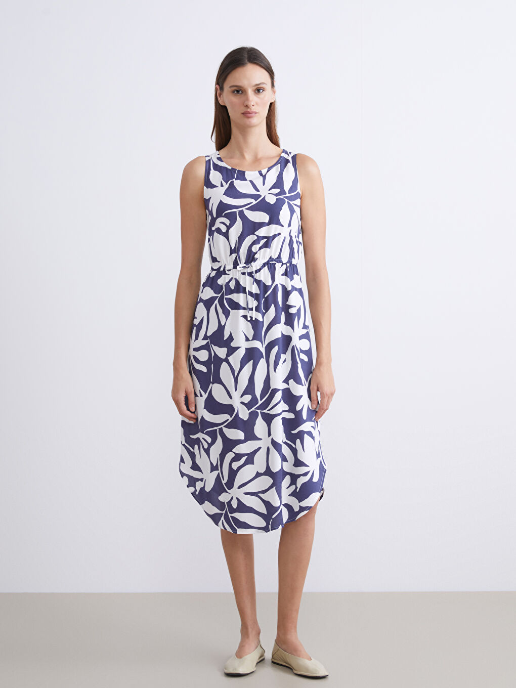 Дамска рокля с кръгло деколте, шарки и прилепнала талия