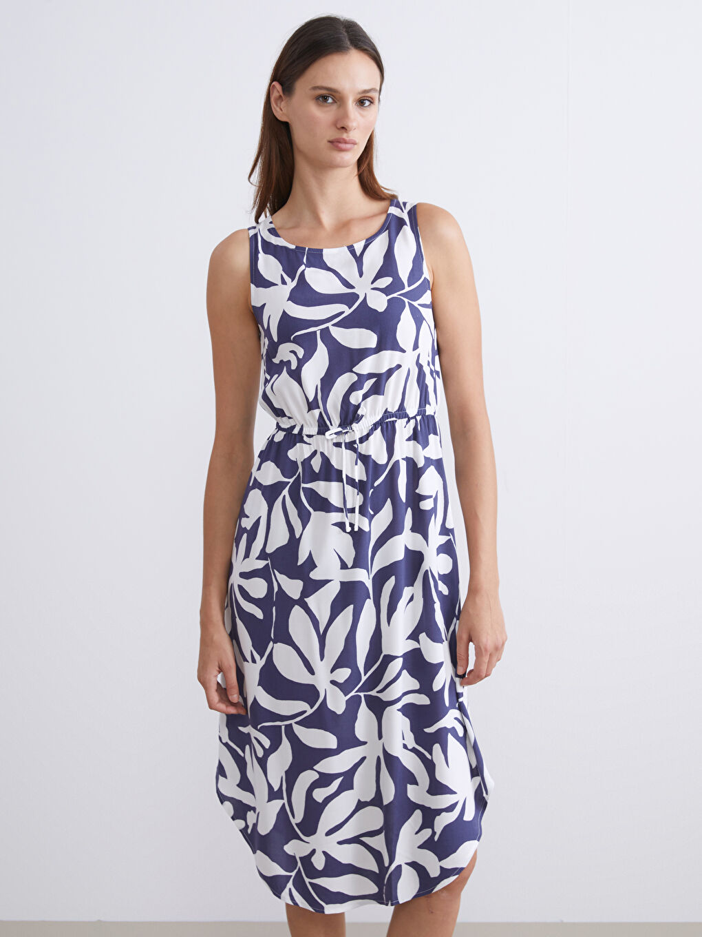 Дамска рокля с кръгло деколте, шарки и прилепнала талия-1