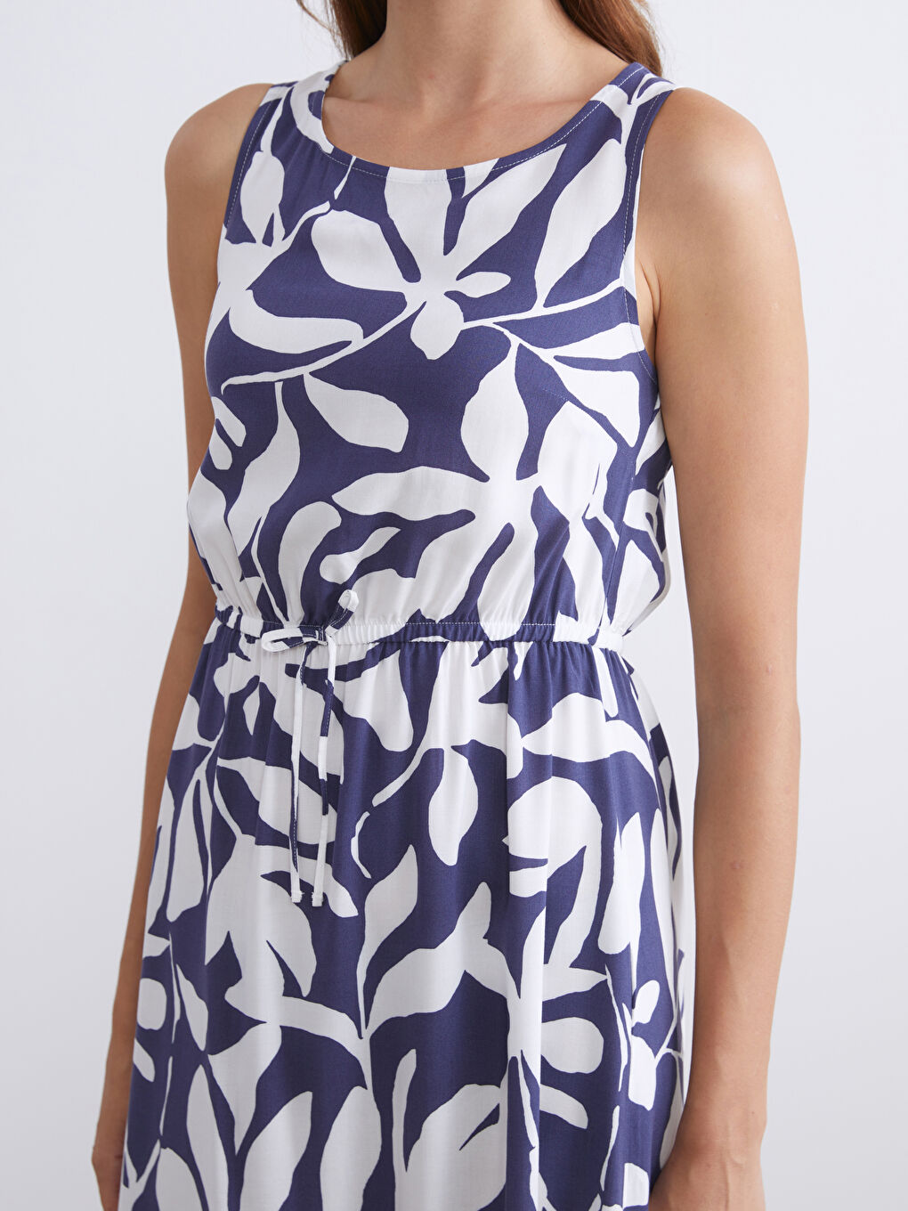 Дамска рокля с кръгло деколте, шарки и прилепнала талия-2