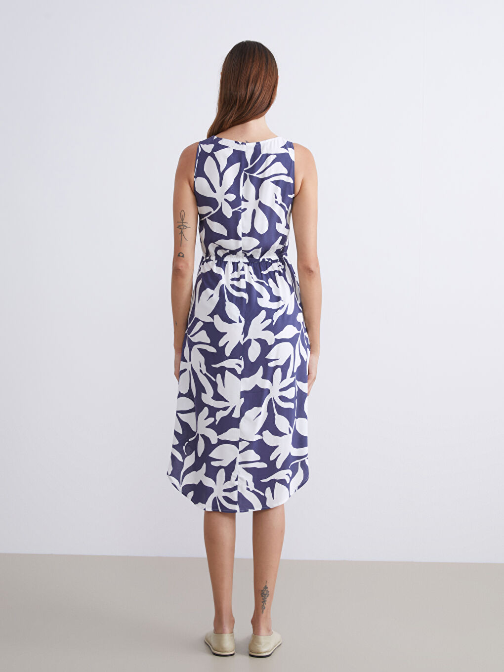 Дамска рокля с кръгло деколте, шарки и прилепнала талия-3