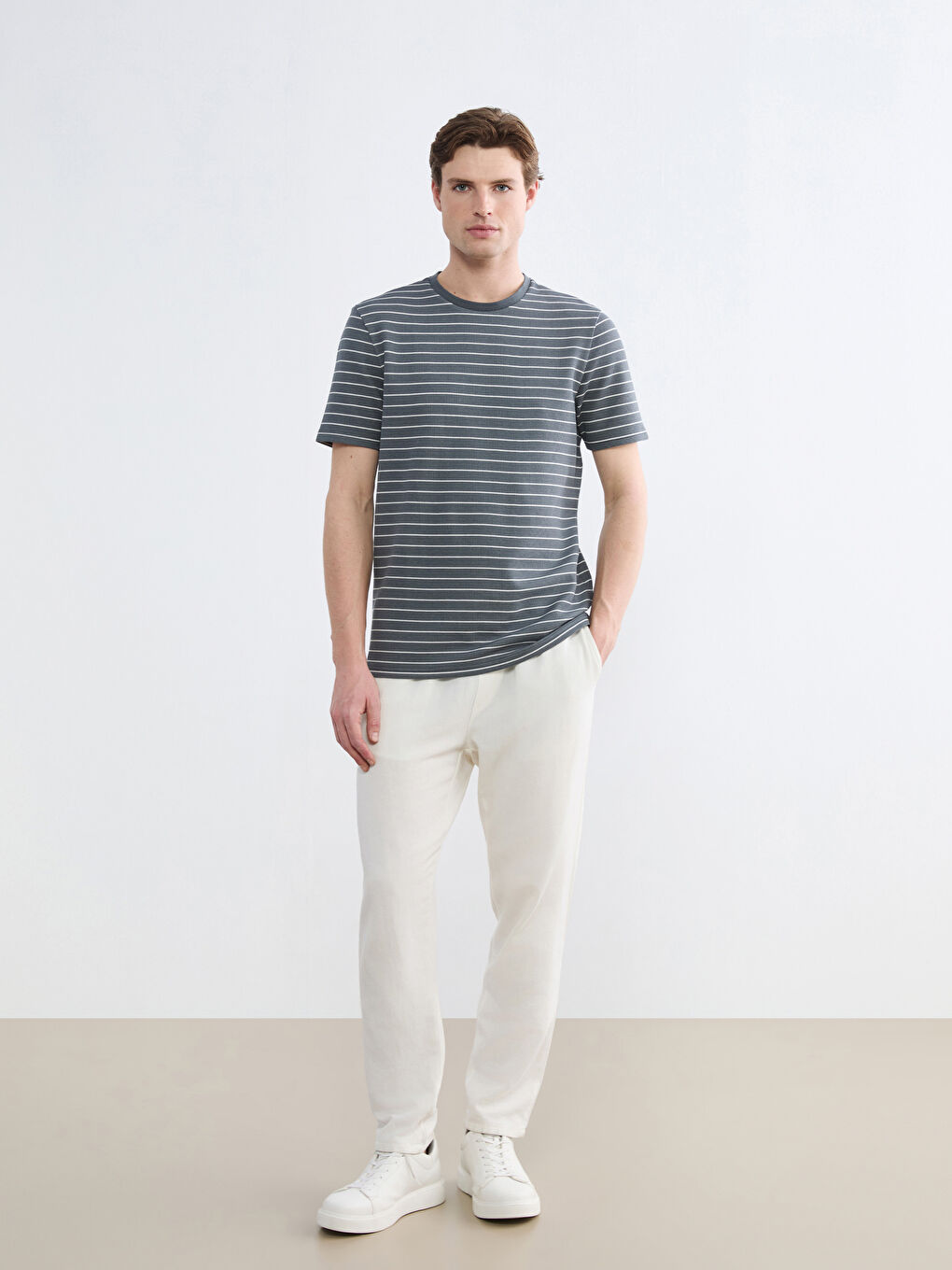 Мъжка тениска с райета и обло деколте-1