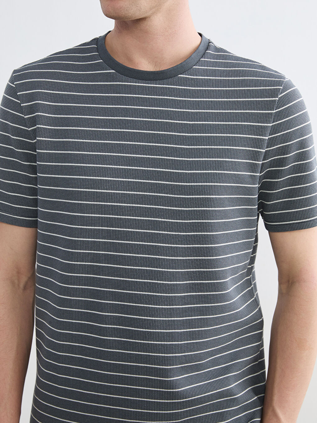 Мъжка тениска с райета и обло деколте-2