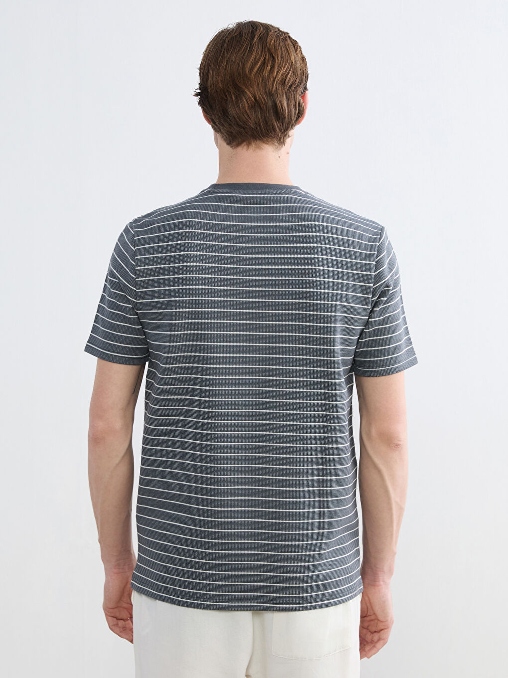 Мъжка тениска с райета и обло деколте-3