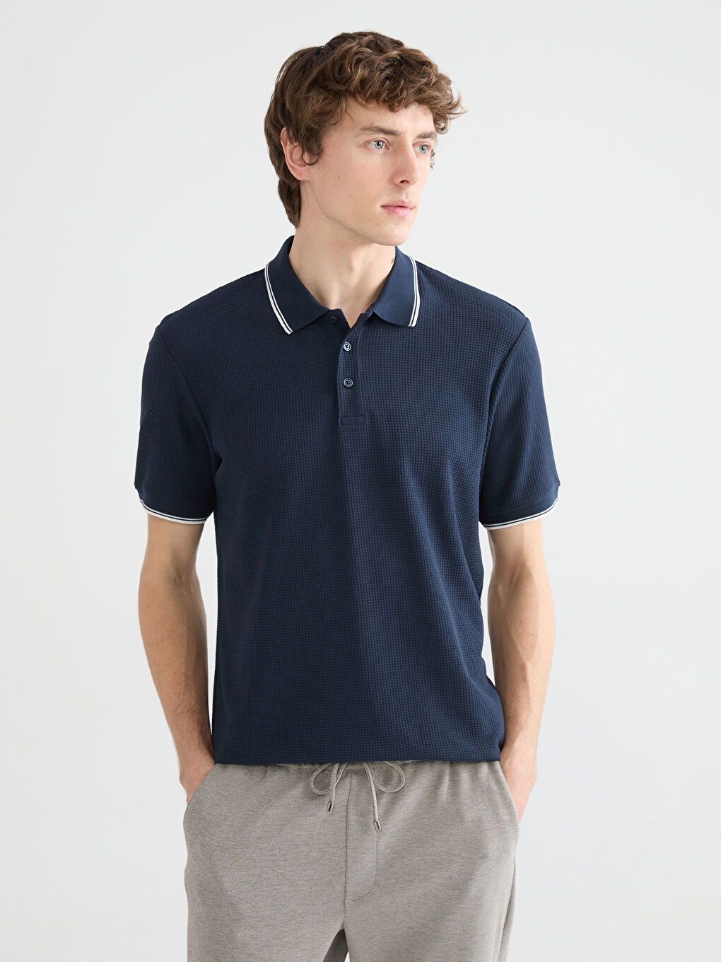 تیشێرت شینی تۆخ پیاو