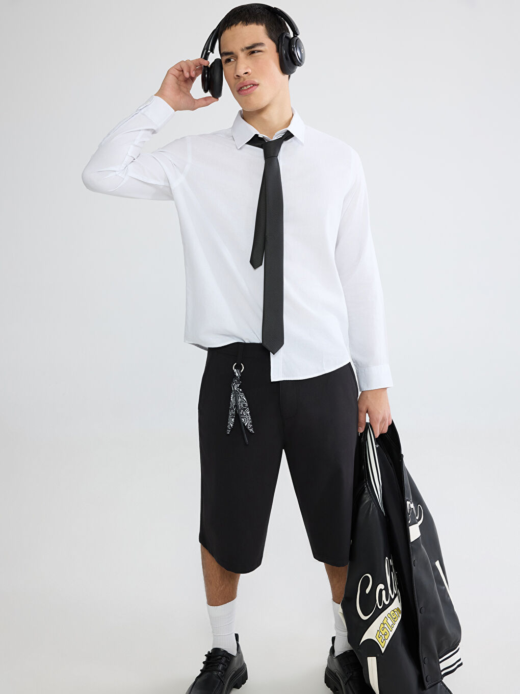 Мъжка риза с обикновена кройка от габардин.