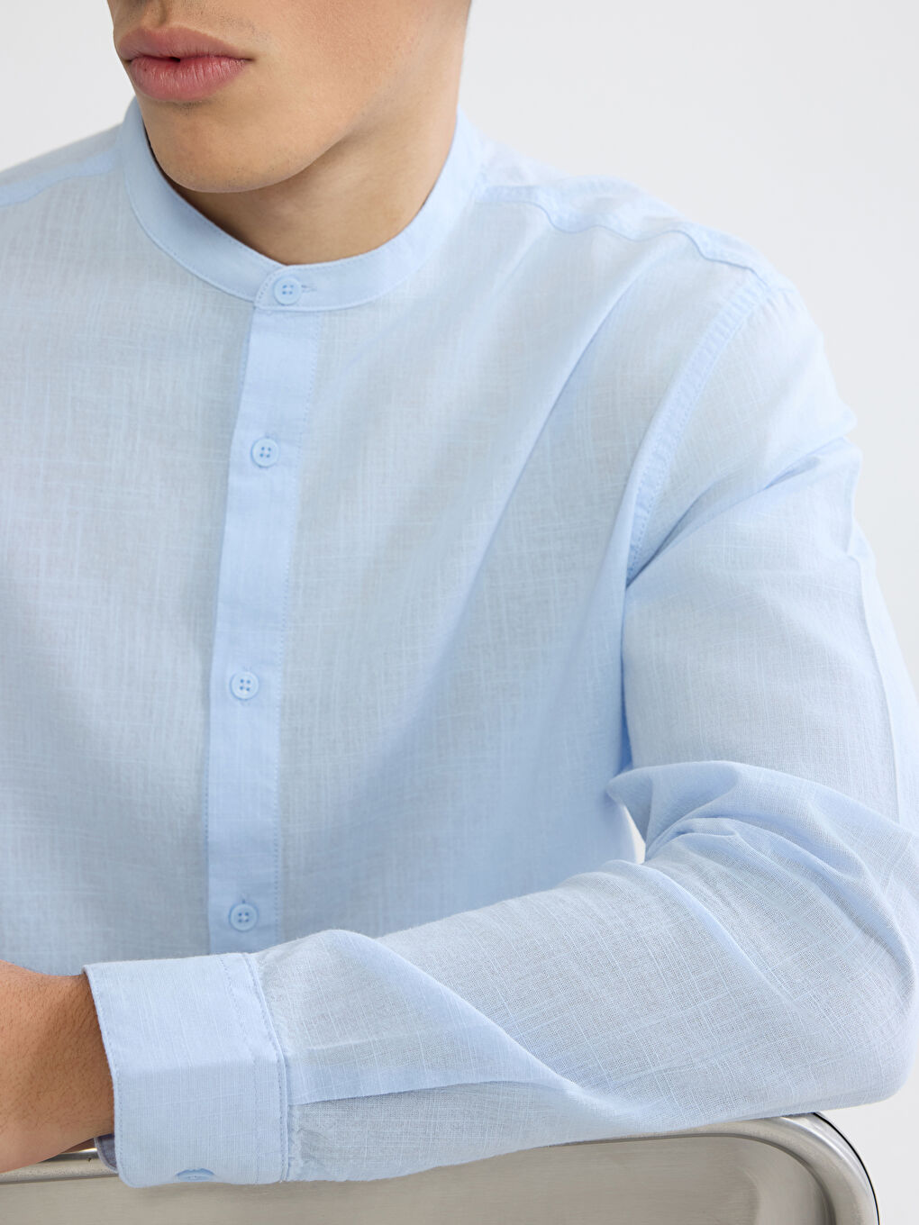 قميص بوبلين للرجال بملاءمة عادية وياقة جرانداد-2