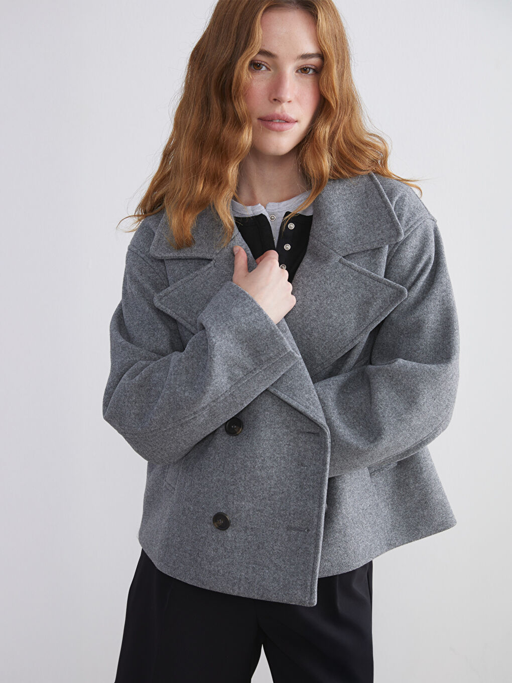 پۆشاکی سەرەوەی پشمی تێکەڵاو خۆڵه‌مێشی ژن