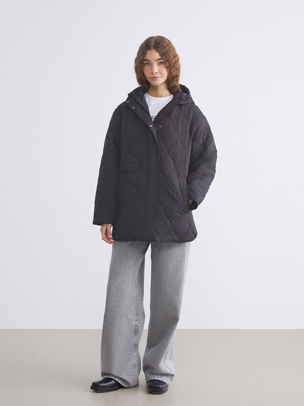 Siyah Kapüşonlu Kapitone Oversize Kadın Şişme Mont	-1