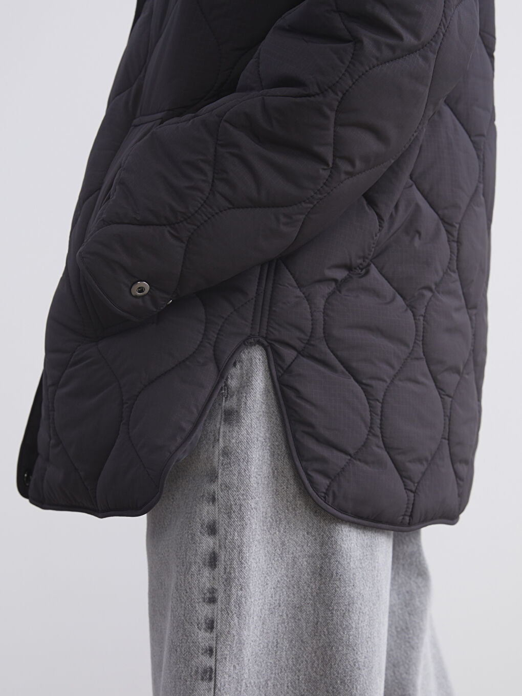 Siyah Kapüşonlu Kapitone Oversize Kadın Şişme Mont	-2