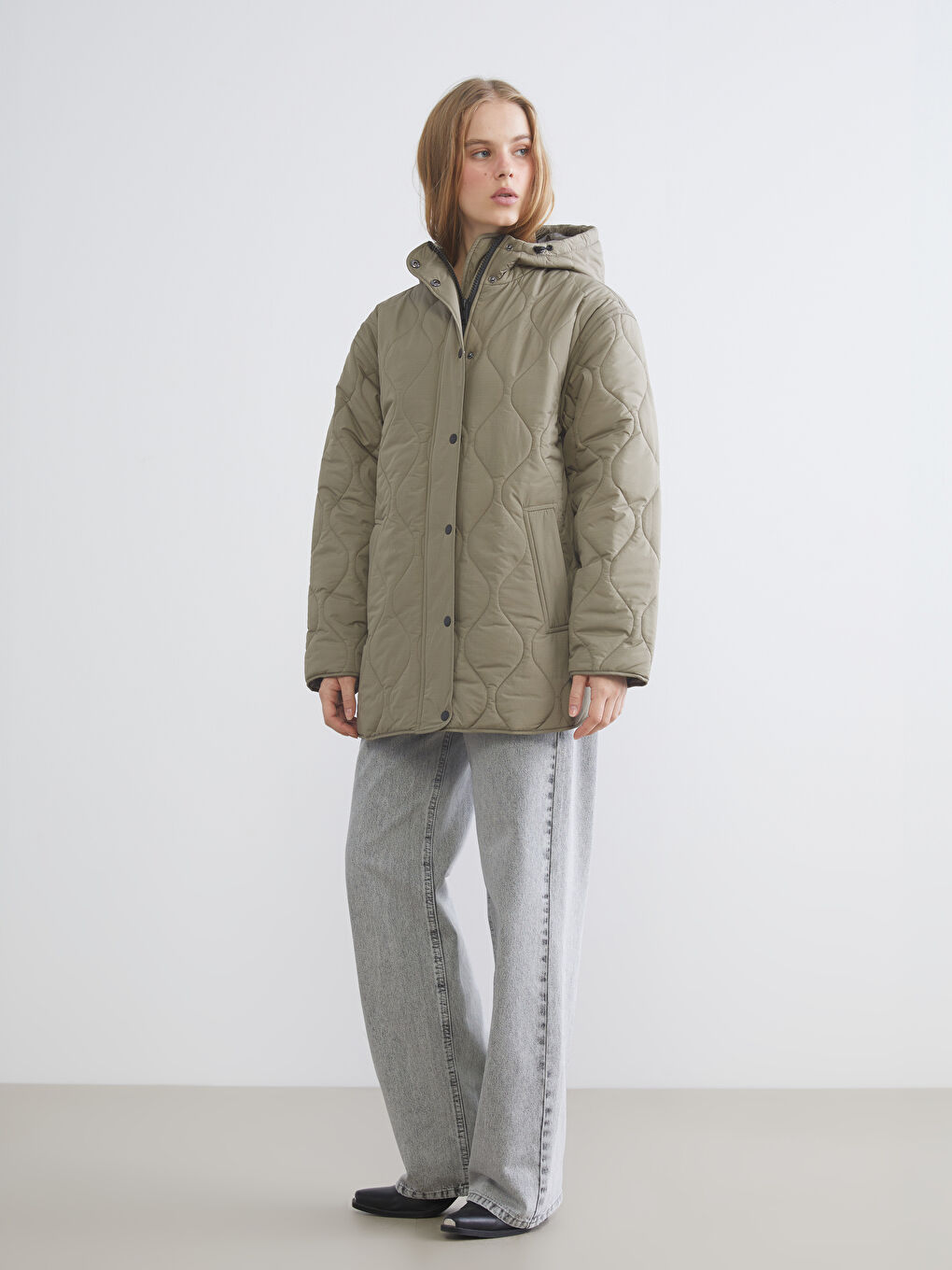 Haki Kapüşonlu Kapitone Oversize Kadın Şişme Mont	-1