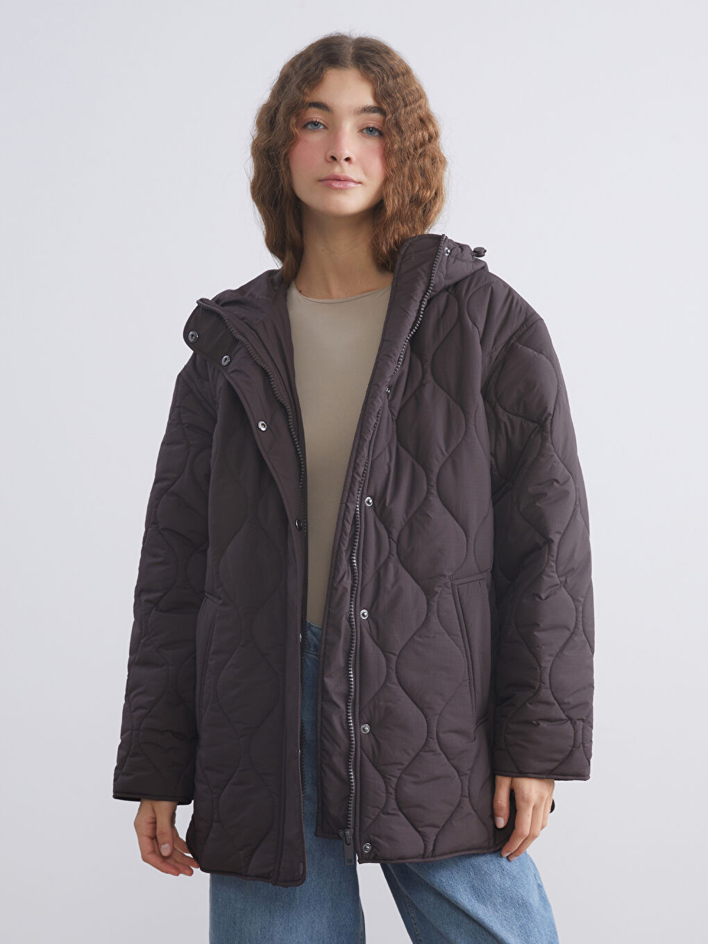 Kahverengi Kapüşonlu Kapitone Oversize Kadın Şişme Mont	