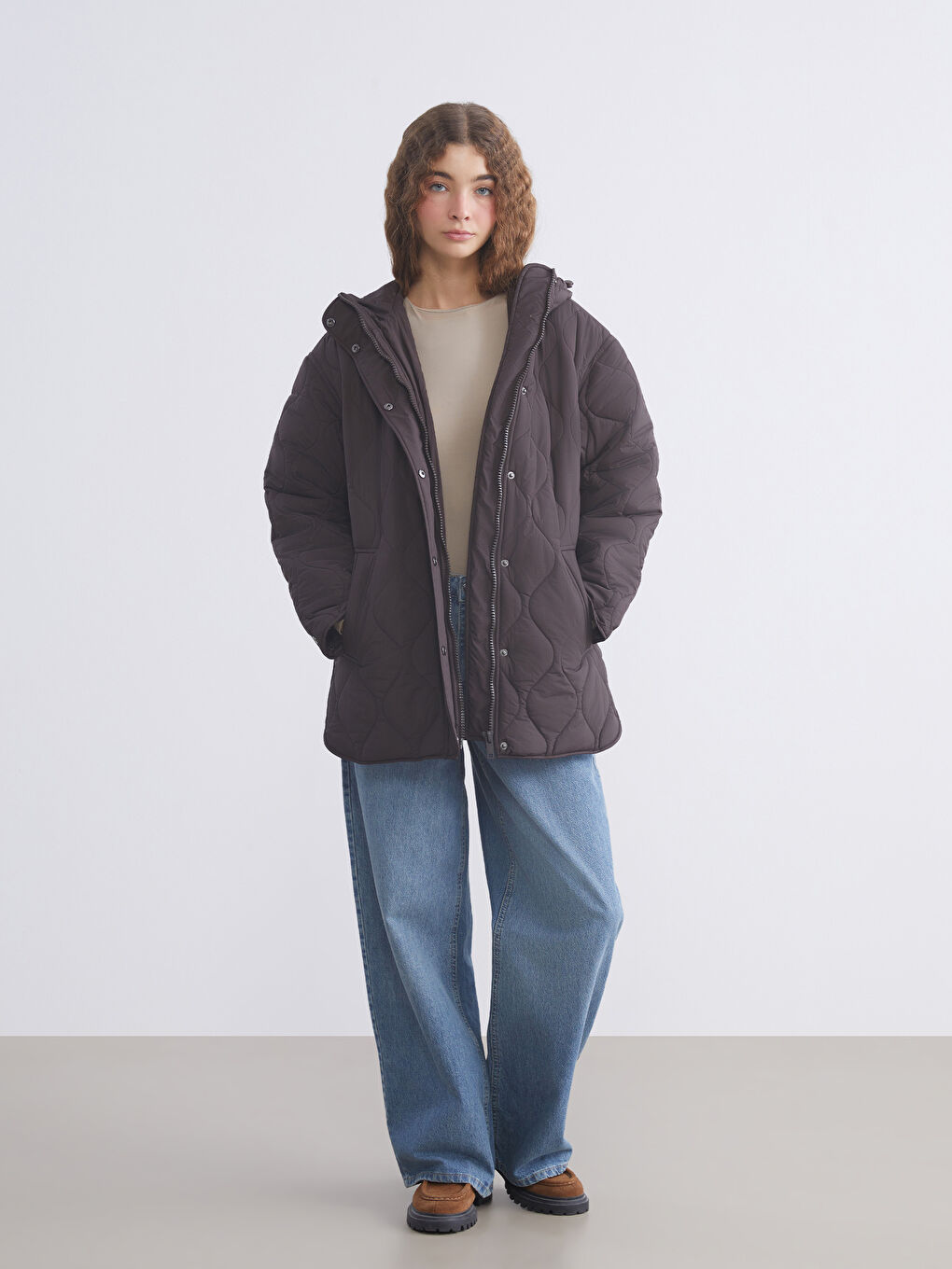 Kahverengi Kapüşonlu Kapitone Oversize Kadın Şişme Mont	-1