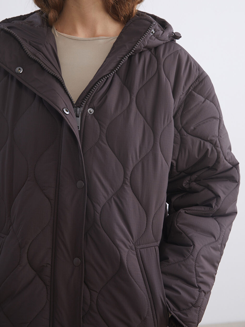 Kahverengi Kapüşonlu Kapitone Oversize Kadın Şişme Mont	-2