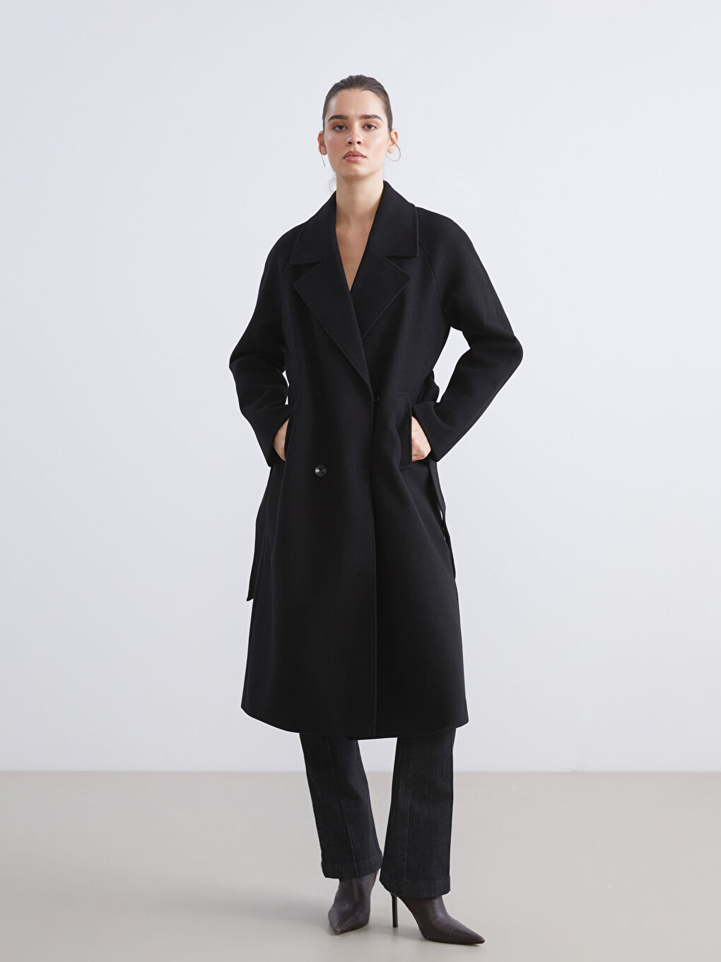 Siyah Beli Kemerli Kruvaze Yaka Kadın Kaşe Kaban-1