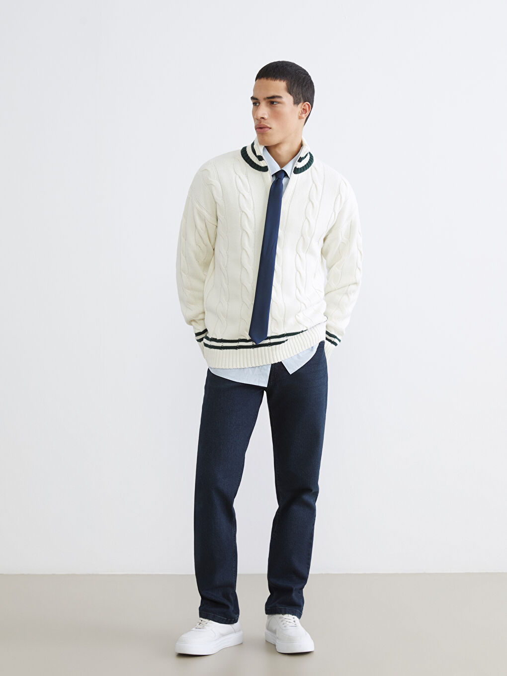 მამაკაცები მუქი ლურჯი ჯინსი